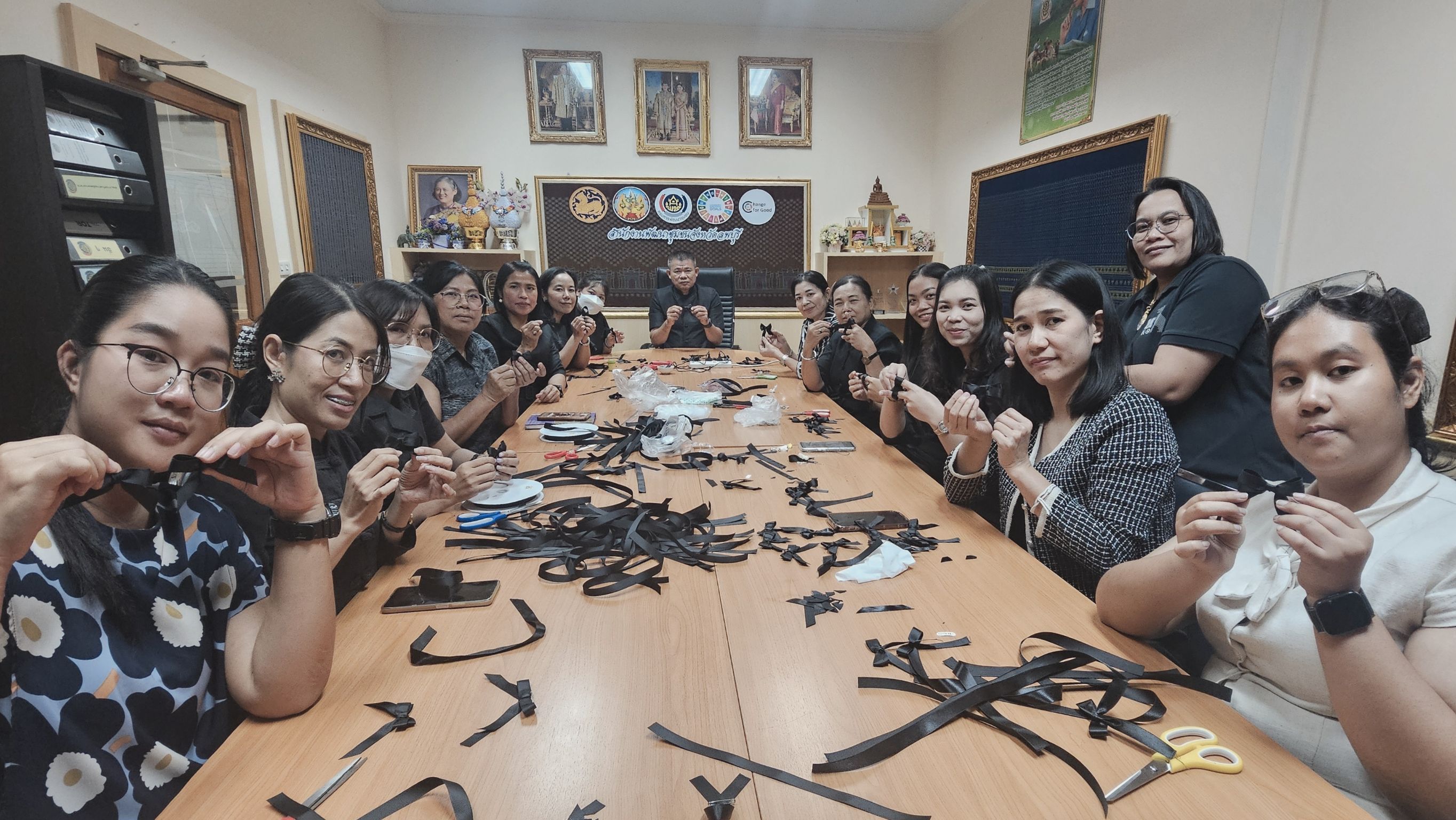 พช.ลพบุรี ร่วมกับจังหวัดลพบุรีจัดทำริบบิ้นดำถวายอาลัย สมเด็จพระนางเจ้าสิริกิติ์ พระบรมราชินีนาถ พระบรมราชชนนีพันปีหลวง เพื่อมอบให้แก่ประชาชนที่เดินทางมาลงนามถวายความอาลัย และประชาชนทั่วไป ณ ศาลากลางจังหวัดลพบุรี