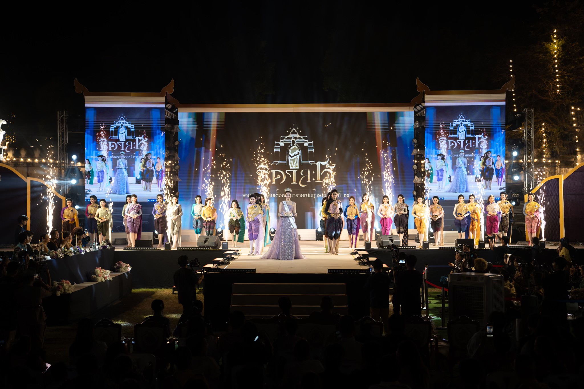 พช.ลพบุรี สืบสานศิลป์ถิ่นละโว้ จัดกิจกรรมเดินแบบผ้าไทยสุดยิ่งใหญ่ภายใต้แนวคิด “ภูษาศิลป์ ถิ่นละโว้ ผ้าไทย ใส่ให้สนุก” พร้อมการประกวดธิดาละโว้ ในงานแผ่นดินสมเด็จพระนารายณ์มหาราช ประจำปี 2569 ณ เวทีกลาง พระนารายณ์ราชนิเวศน์ เพื่อส่งเสริมอัตลักษณ์ผ้าพื้นถิ่นและกระตุ้นเศรษฐกิจชุมชน