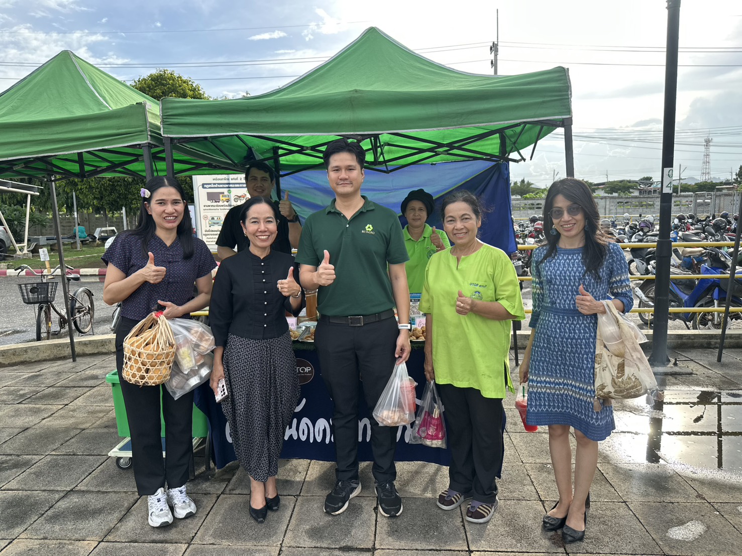 พช.ลพบุรี เยี่ยมชมและให้กำลังใจผู้ผลิตและผู้ประกอบการ OTOP ในตลาด OTOP ลพบุรี ไทยช่วยไทย พลัส