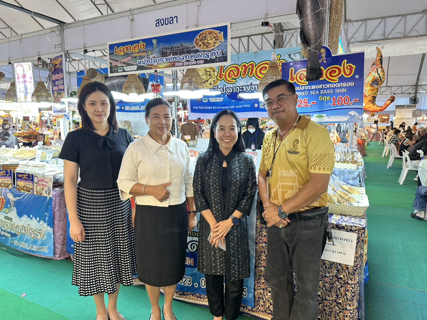 พช.ลพบุรี เยี่ยมชมและให้กำลังใจผู้ผลิตและผู้ประกอบการ OTOP ในงานมหกรรมของดีชายแดนใต้ & OTOP ทั่วไทย & SMEs ร่วมใจสู่เมืองลพบุรี